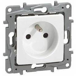 PRISE 2P+T NILOÉ - 16 A - CONNEXION À VIS - SPÉCIALE RÉNOVATION LEGRAND LEG664728